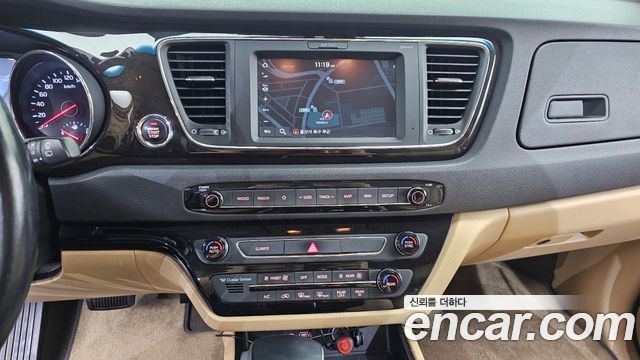 Kia Carnival 9-Seater Prstige 2020 — фото 13
