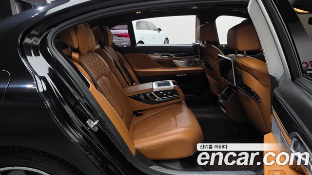 BMW 7 Series (G11) M760Li xDrive 2017 — фото 11