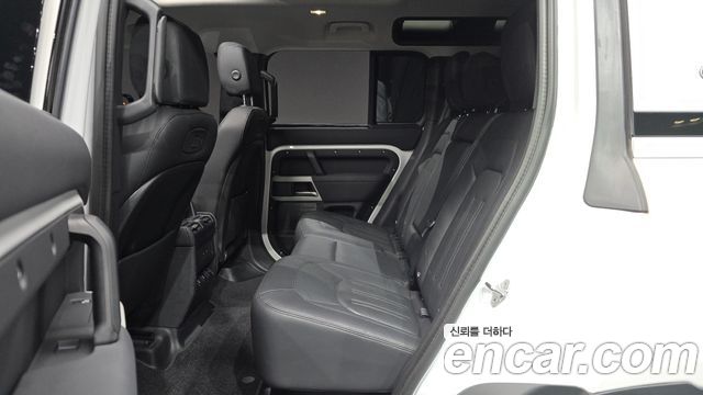 Land Rover Defender (L663) 110 D250 SE 2022 — фото 12