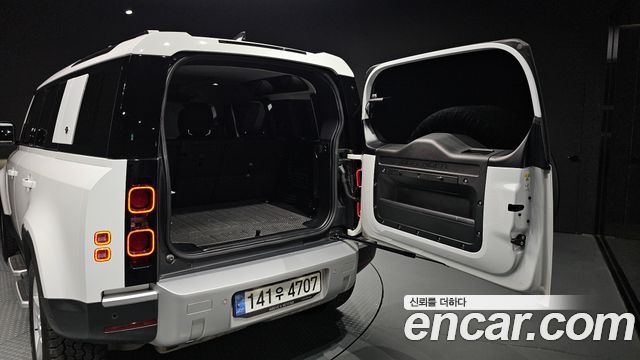 Land Rover Defender (L663) 110 D250 SE 2022 — фото 20