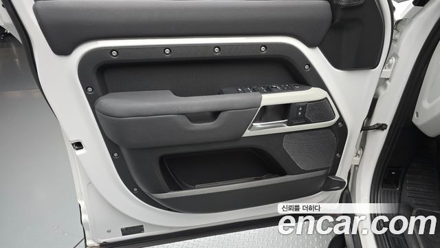 Land Rover Defender (L663) 110 D250 SE 2022 — фото 24