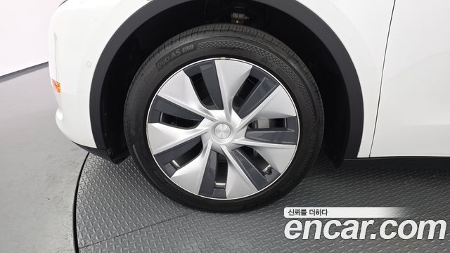 Tesla Model Y Standard Range RWD 2021 — фото 5