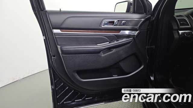Ford Explorer 2.3 Limited 4WD 5th 2018 — фото 24