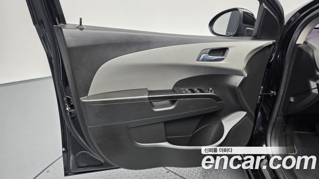 Chevrolet Aveo Hatchback 1.4 Turbo LS 2017 — фото 24