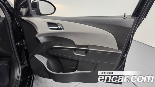 Chevrolet Aveo Hatchback 1.4 Turbo LS 2017 — фото 25