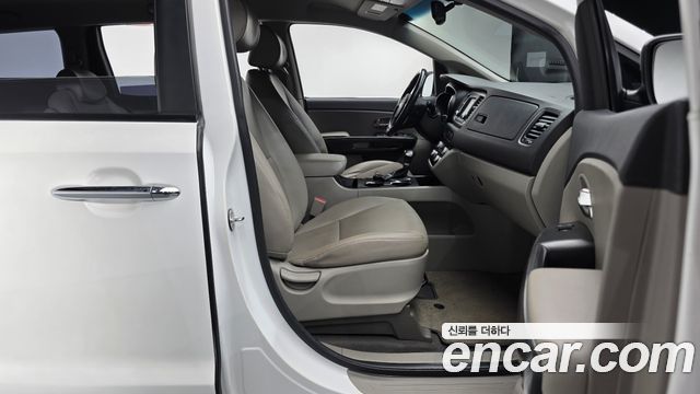 Kia Carnival 9-Seater Luxury 2019 — фото 11