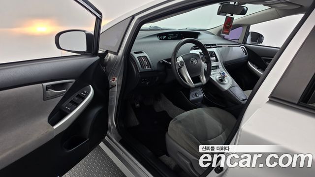 Toyota Prius 1.8 E 2013 — фото 10