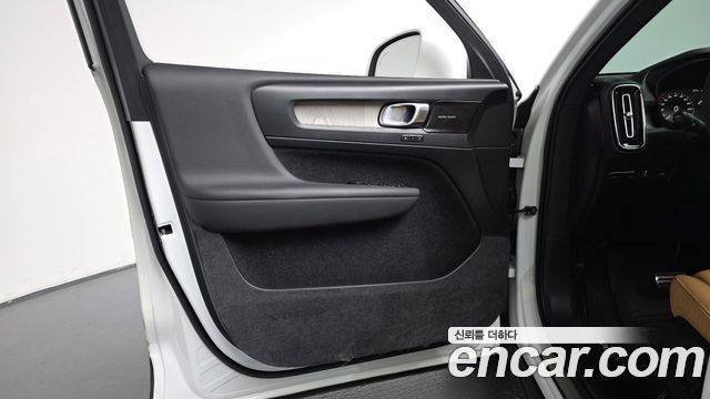 Volvo XC40 T4 Inscription 2019 — фото 24