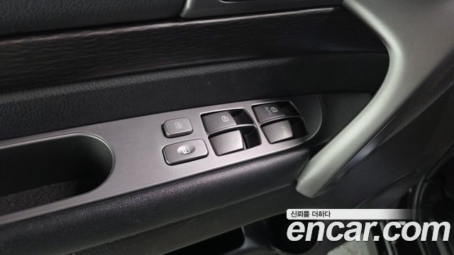 KG Mobility (SsangYong) Korando Turismo 4WD Chateau 9-seater High-roof 2017 — фото 33