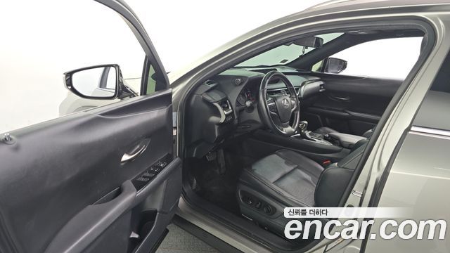 Lexus UX250h 2.0 2WD 2019 — фото 10