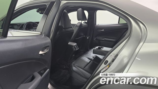 Lexus UX250h 2.0 2WD 2019 — фото 12