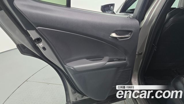 Lexus UX250h 2.0 2WD 2019 — фото 25