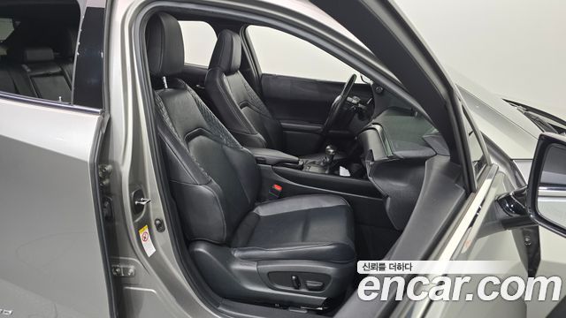 Lexus UX250h 2.0 2WD 2019 — фото 26