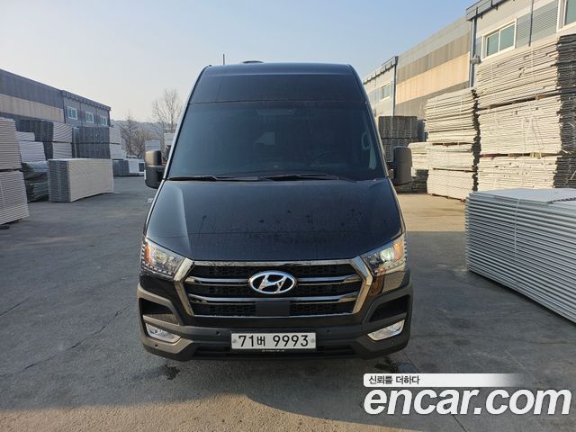 Hyundai Solati 11-Seater Luxury