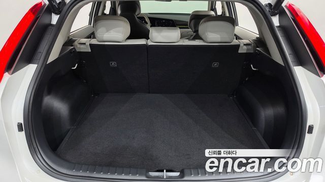Kia Niro EV Earth 2023 — фото 18