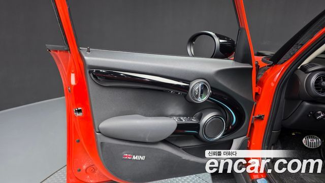 MINI Cooper S 5Door HIGH 3rd 2020 — фото 30
