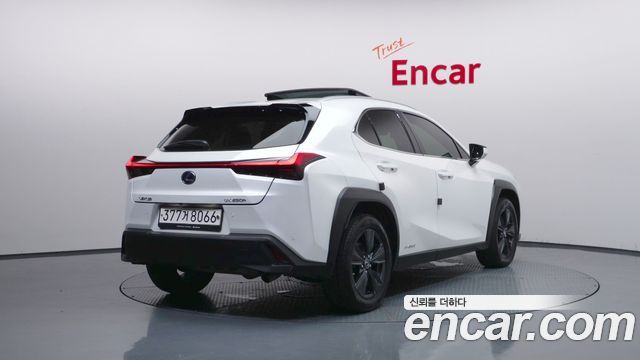Lexus UX250h 2.0 2WD 2021 — фото 2