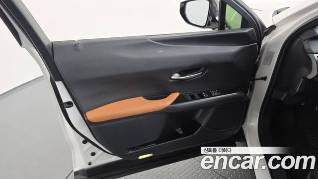 Lexus UX250h 2.0 2WD 2021 — фото 24