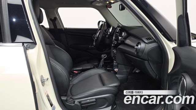 MINI Cooper 5Door Standard 3rd 2019 — фото 32