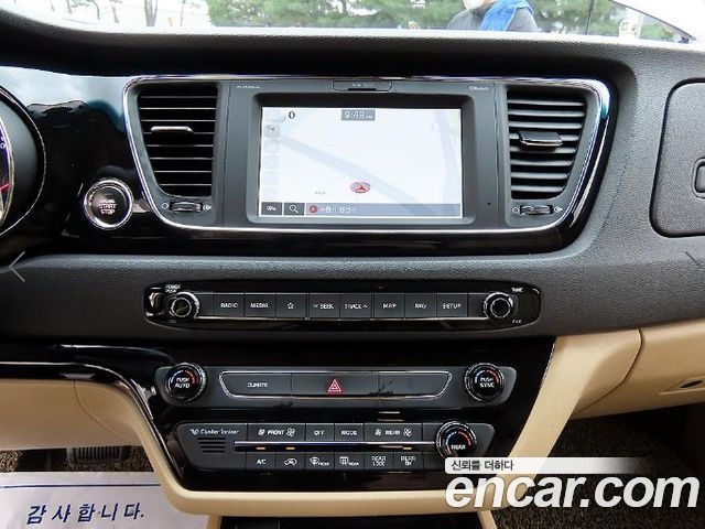 Kia Carnival 9-Seater Hi-Limousine Noblesse Special 2019 — фото 16