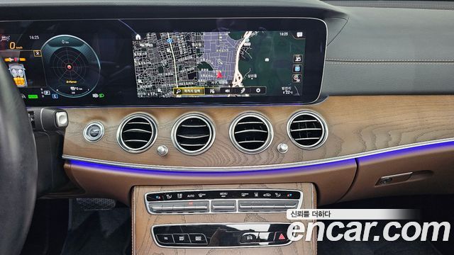 Mercedes-Benz E-Class (W213) E300e 4MATIC Exclusive 2021 — фото 13