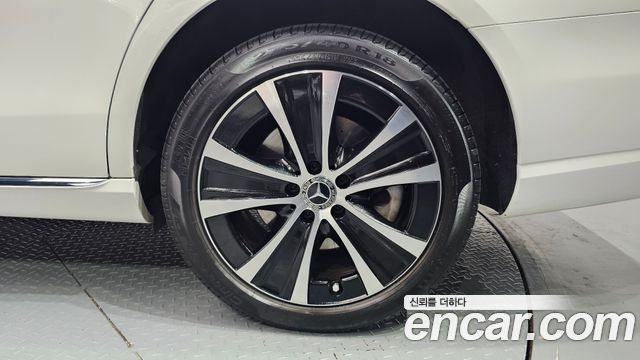 Mercedes-Benz E-Class (W213) E300e 4MATIC Exclusive 2021 — фото 21