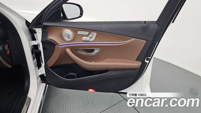Mercedes-Benz E-Class (W213) E300e 4MATIC Exclusive 2021 — фото 24