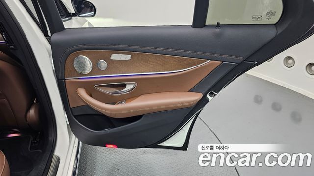 Mercedes-Benz E-Class (W213) E300e 4MATIC Exclusive 2021 — фото 25