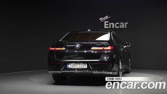 BMW 7 Series (G70) 740i sDrive Design Pure Excellence 2023 — фото 4