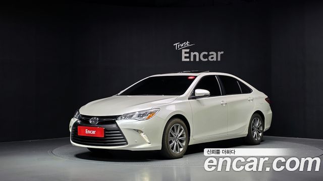 Toyota Camry 2.5 XLE 2017 — фото 1