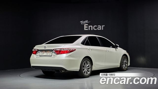 Toyota Camry 2.5 XLE 2017 — фото 2