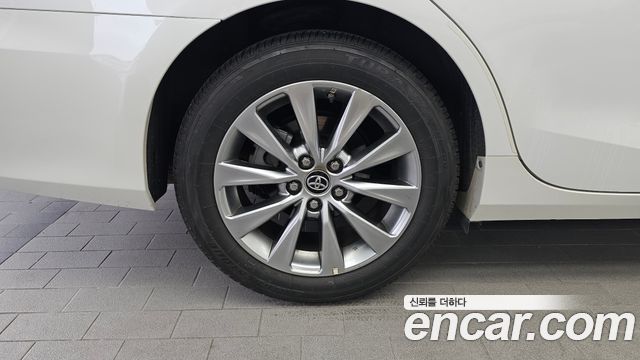 Toyota Camry 2.5 XLE 2017 — фото 5