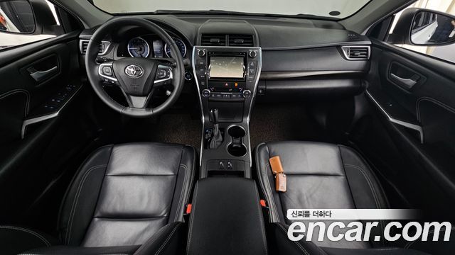 Toyota Camry 2.5 XLE 2017 — фото 7