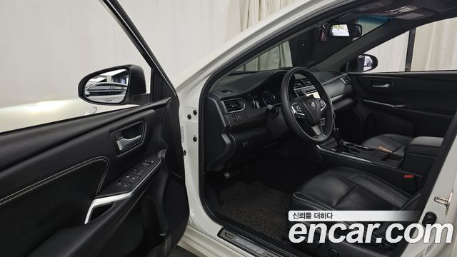 Toyota Camry 2.5 XLE 2017 — фото 10