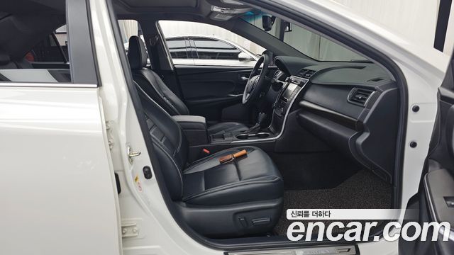 Toyota Camry 2.5 XLE 2017 — фото 11
