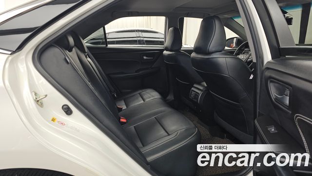 Toyota Camry 2.5 XLE 2017 — фото 12