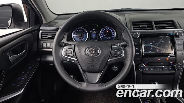 Toyota Camry 2.5 XLE 2017 — фото 13