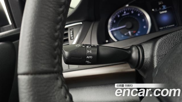 Toyota Camry 2.5 XLE 2017 — фото 18