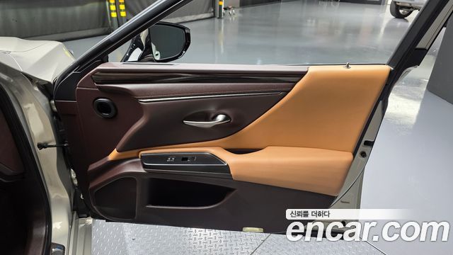 Lexus ES300h (VII) Luxury Plus 2019 — фото 25