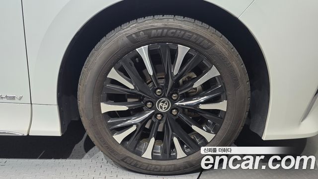 Toyota Alphard (IV) 2.5 HEV Executive AWD 2024 — фото 21