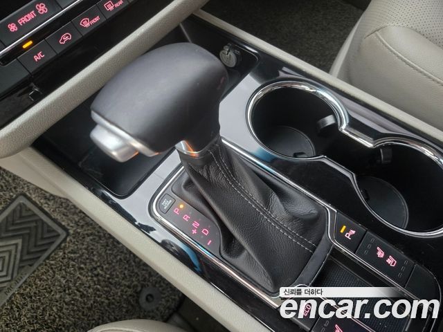 Kia Carnival 9-Seater Prstige 2019 — фото 9