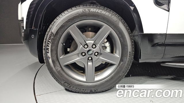 Land Rover Defender (L663) 110 P300 X-Dynamic SE 2024 — фото 5