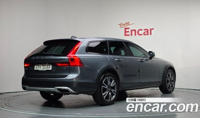 Volvo V90 Cross Country T5 Pro AWD 2018 — фото 2