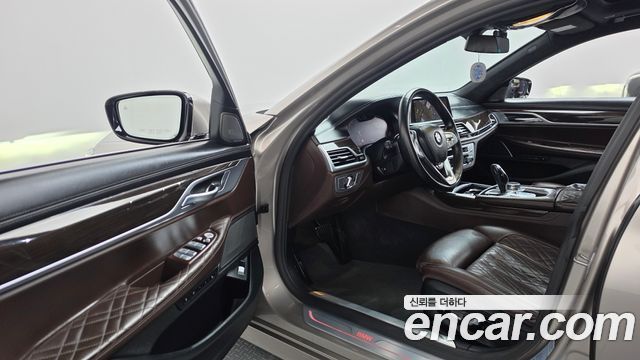 BMW 7 Series (G11) 740Li xDrive Design Pure Excellence 2021 — фото 10