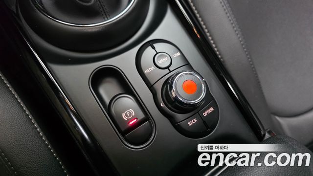 MINI Cooper Clubman Classic 2nd 2022 — фото 30