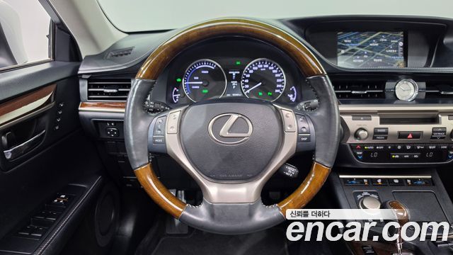 Lexus ES300h Supreme XV60 2015 — фото 13