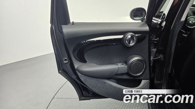 MINI Cooper S 5Door HIGH 3rd 2021 — фото 25