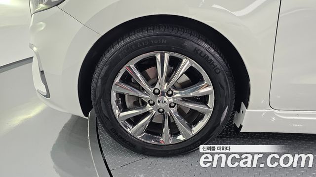 Kia Carnival 9-Seater Hi-Limousine Noblesse Special 2019 — фото 5
