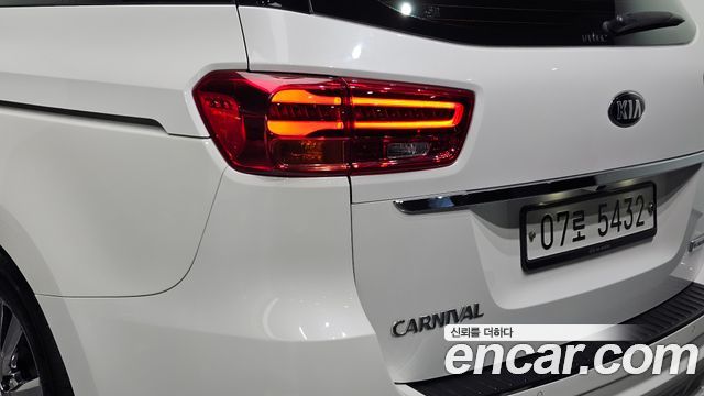Kia Carnival 9-Seater Hi-Limousine Noblesse Special 2019 — фото 23