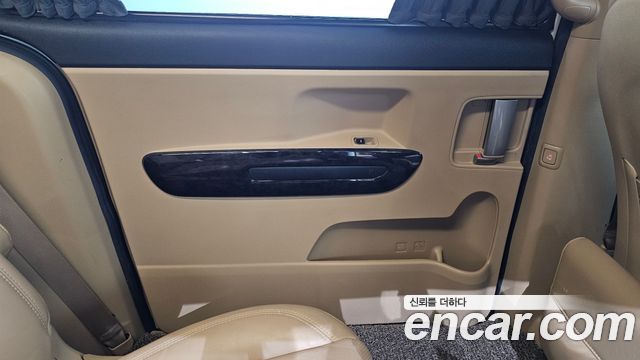 Kia Carnival 9-Seater Hi-Limousine Noblesse Special 2019 — фото 25